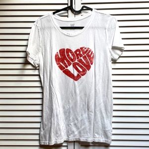 T-shirt size M.